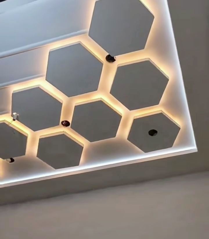 Faux plafond en plâtre avec éclairage LED réalisé à Marrakech